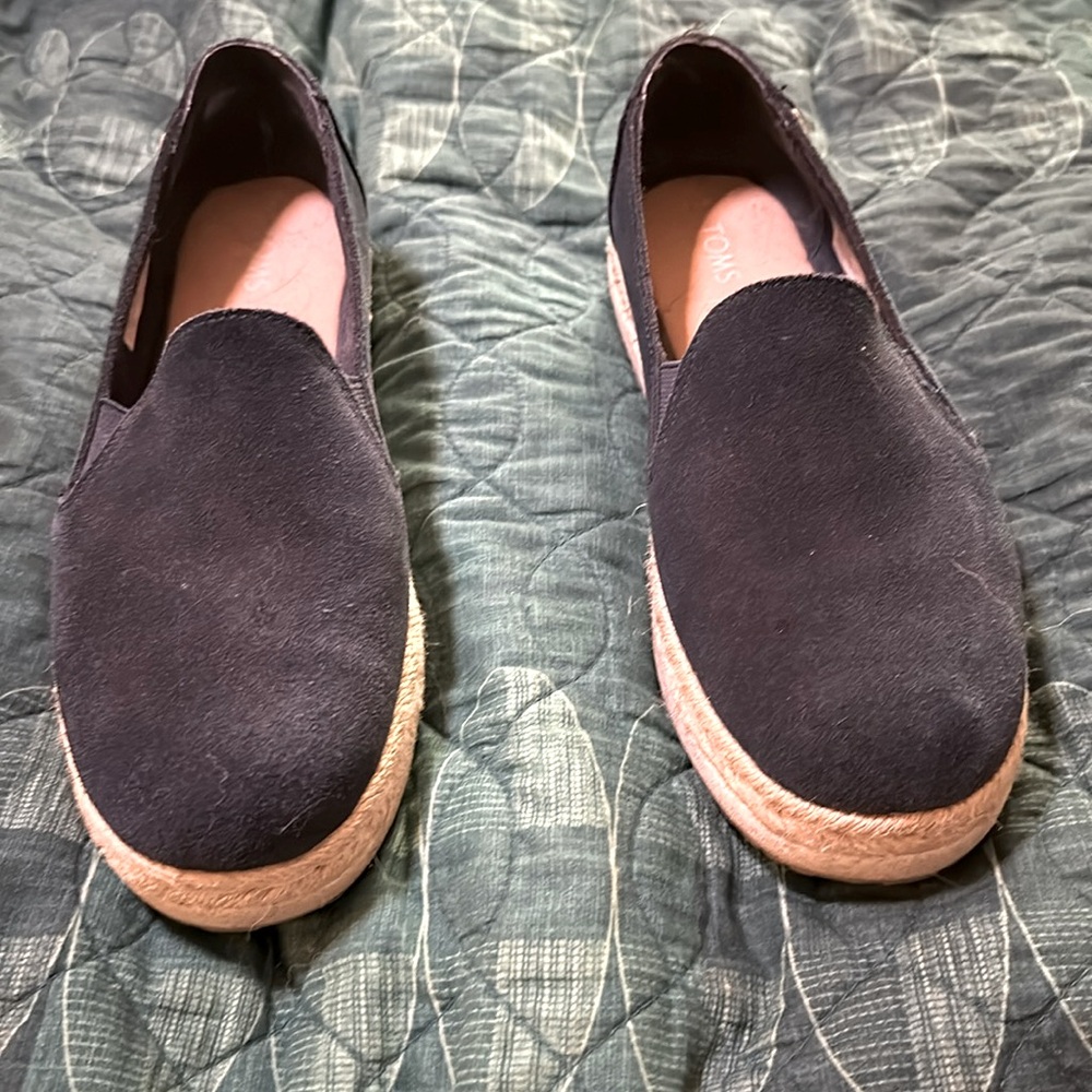 Women’s size 6 1/2 Toms navy platform espadrilles.